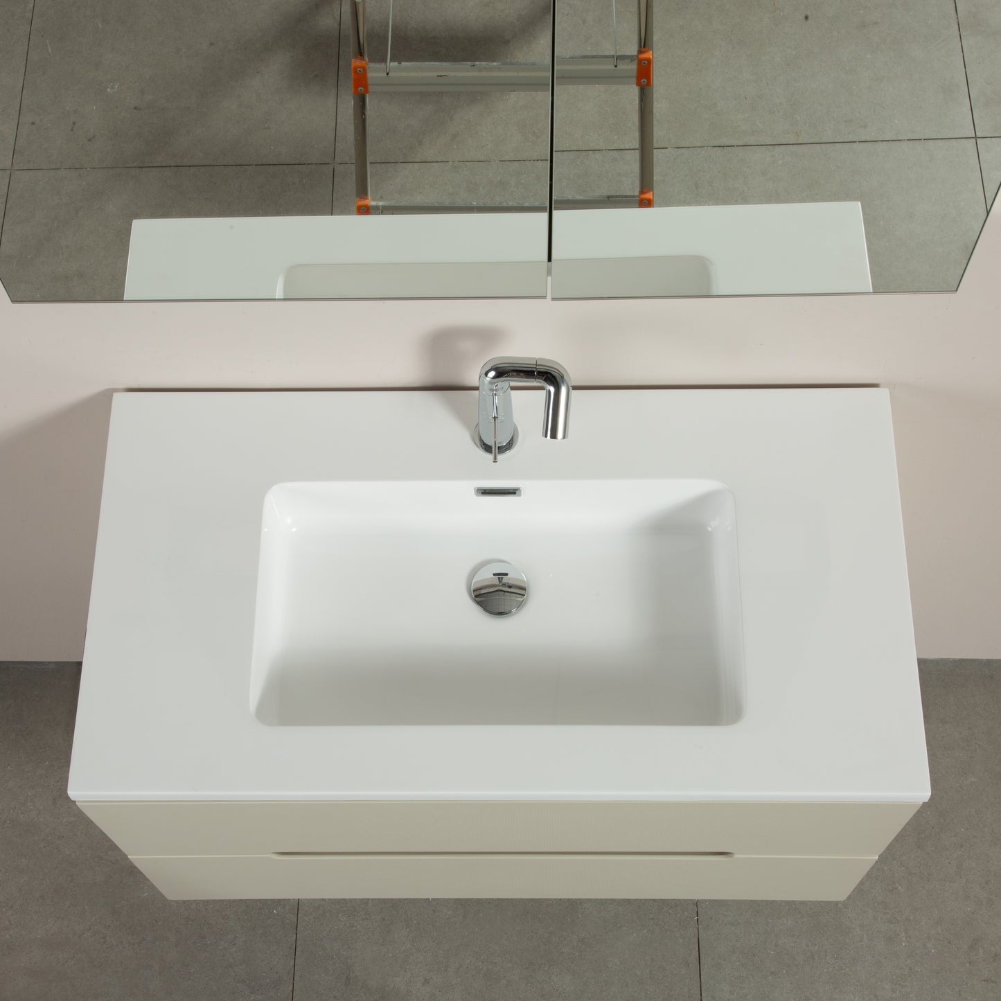 Evos Boutiques 36 in light green vanity looking down