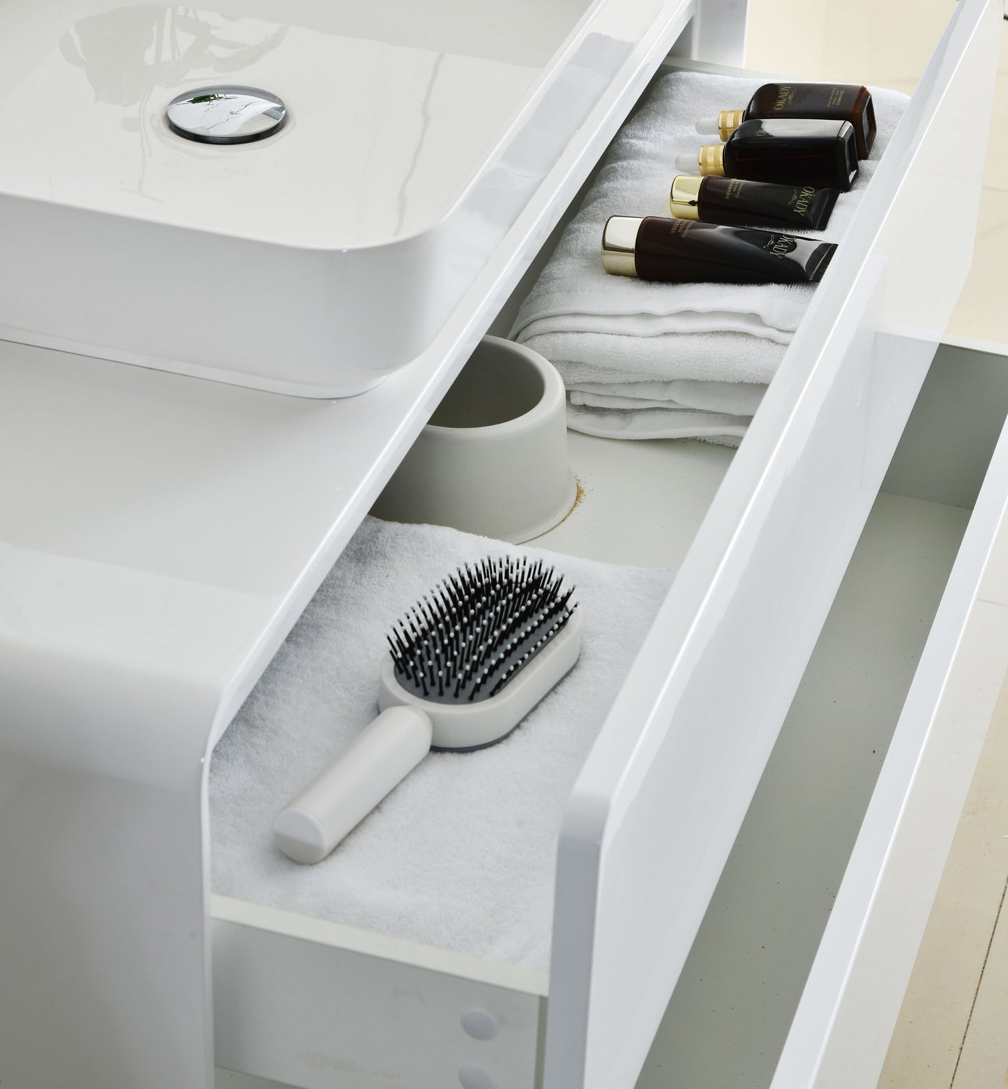 Evos Boutiques 40 in white suspended vanity zoomed in