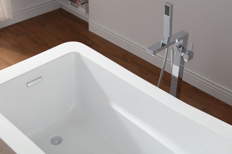 Evos Boutiques 60 in White tub with Faucet close up