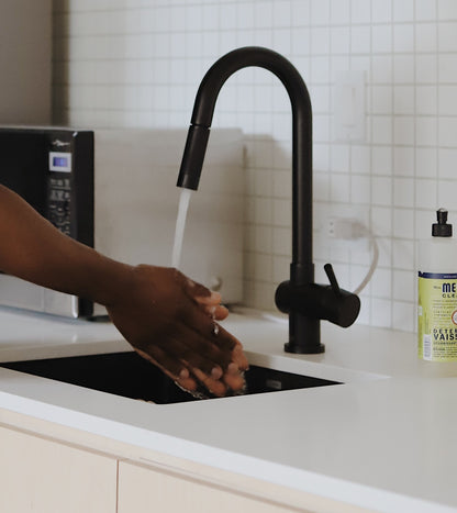 Robinet de cuisine à poignée unique et tirette noir mat vue proche