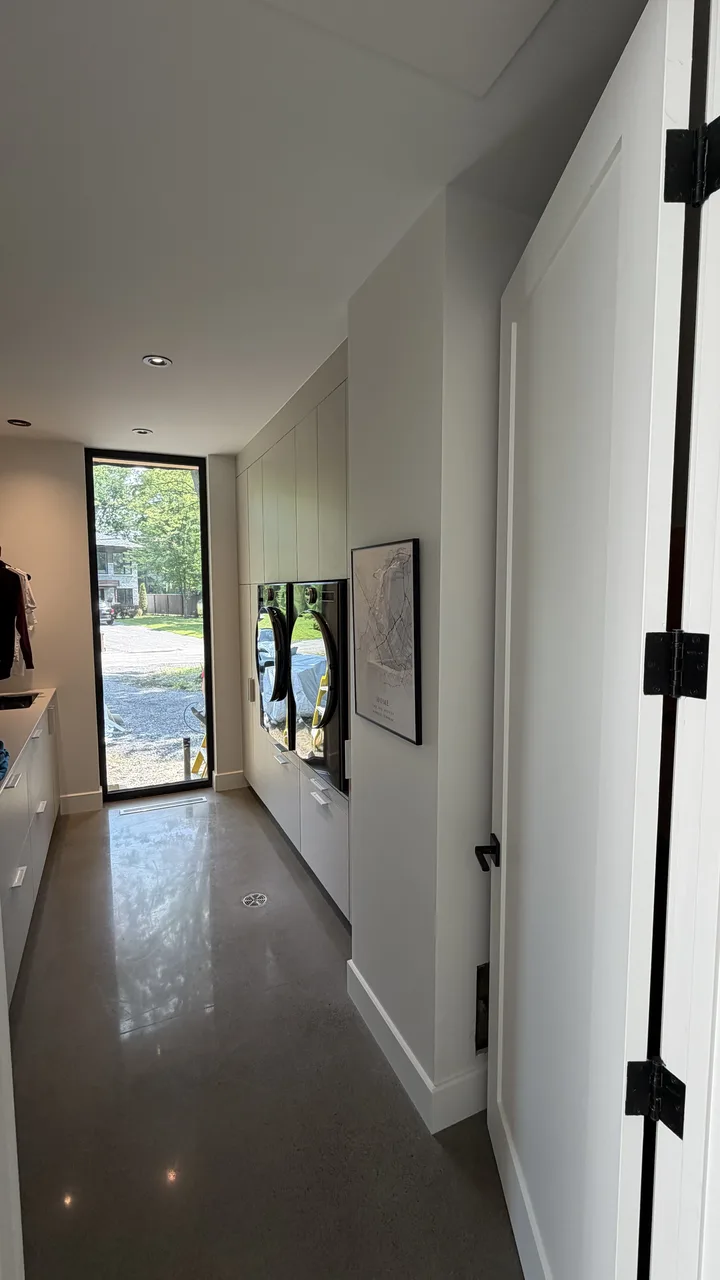 Vestiaire avec colonnes de rangement en PET et porte vitrée pleine hauteur