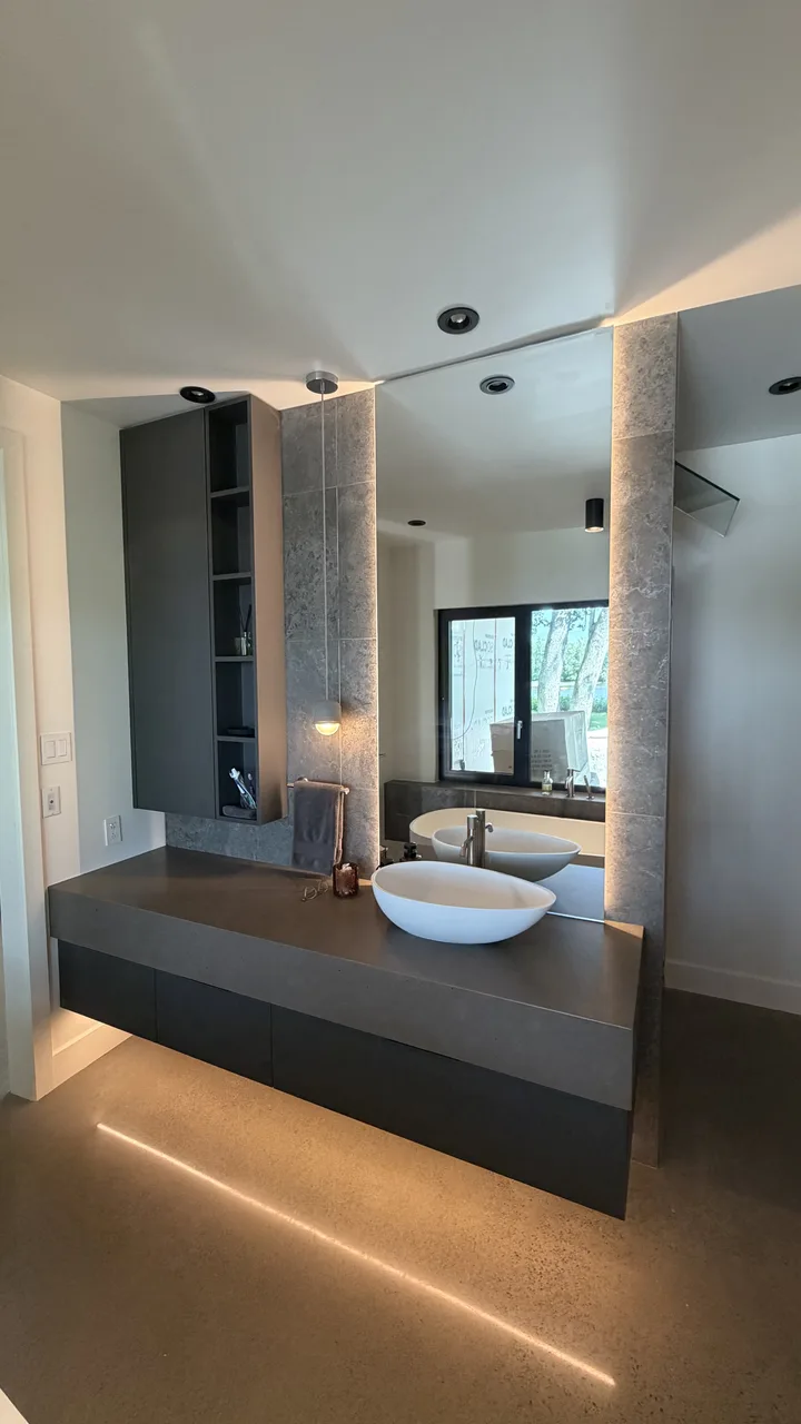 Double vasque de la suite principale avec colonnes en pierre texturée