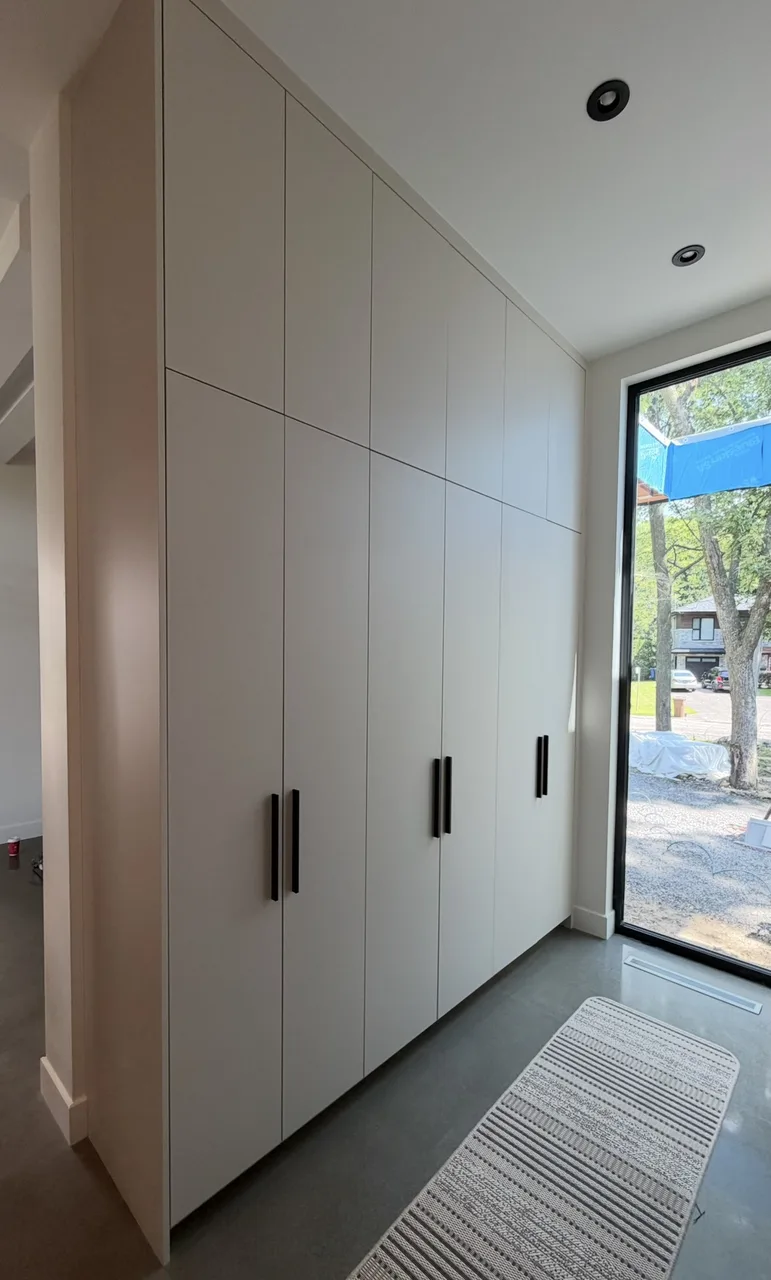 Mur de rangement du vestiaire en PET blanc avec poignées noires