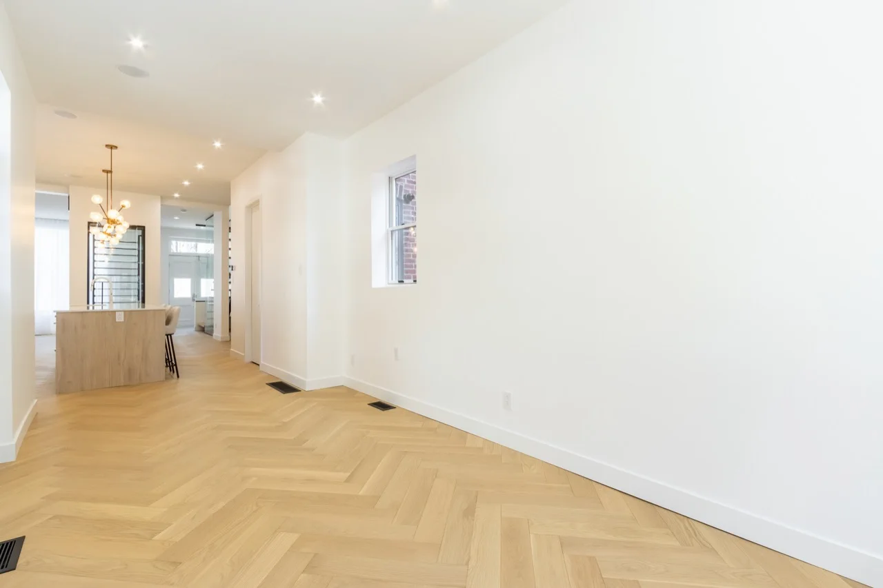 Espace de vie rénové avec plancher de bois clair