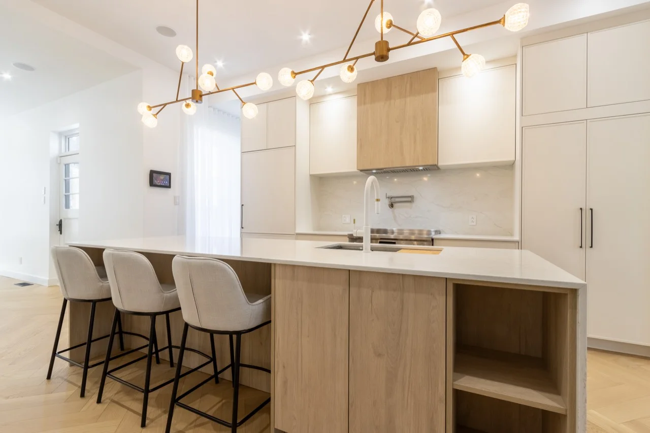 Cuisine blanche et bois clair avec trois places assises