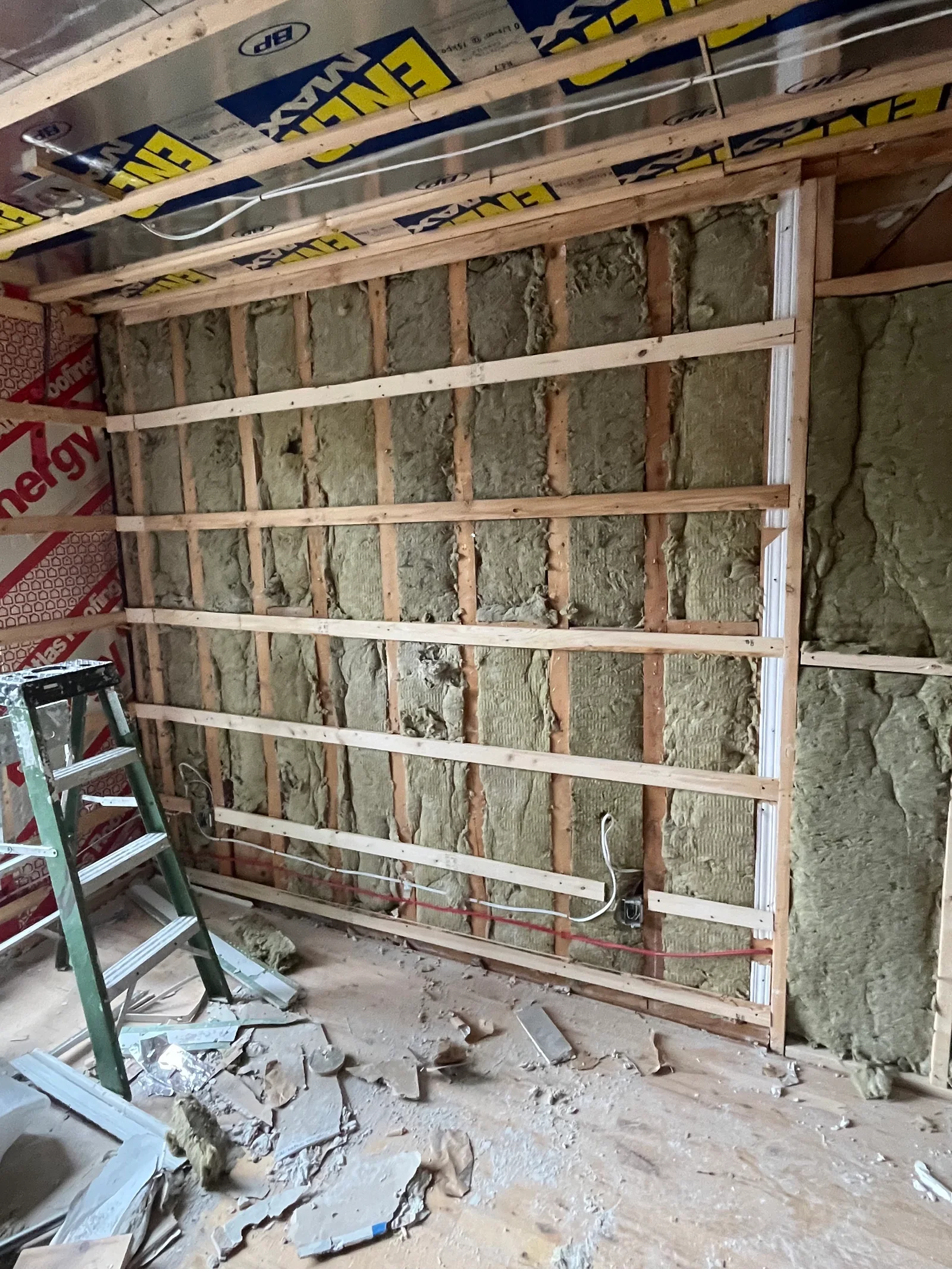 Mur isolé et structure apparente pendant des travaux