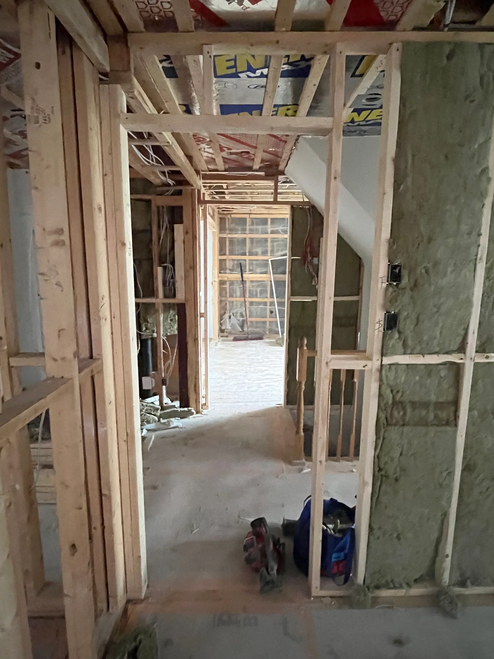 Couloir en rénovation avec structure apparente