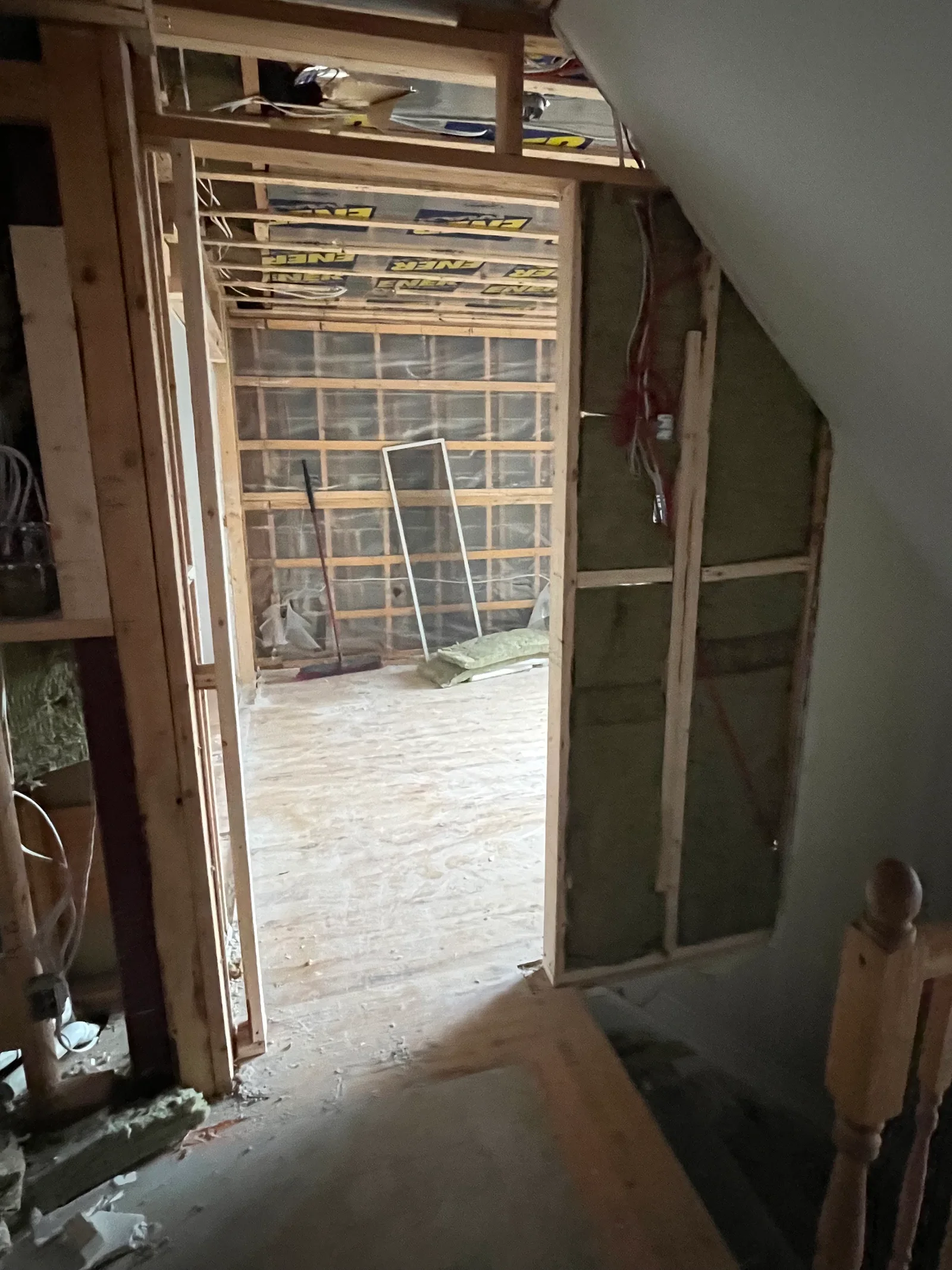 Passage sous escalier pendant une rénovation intérieure