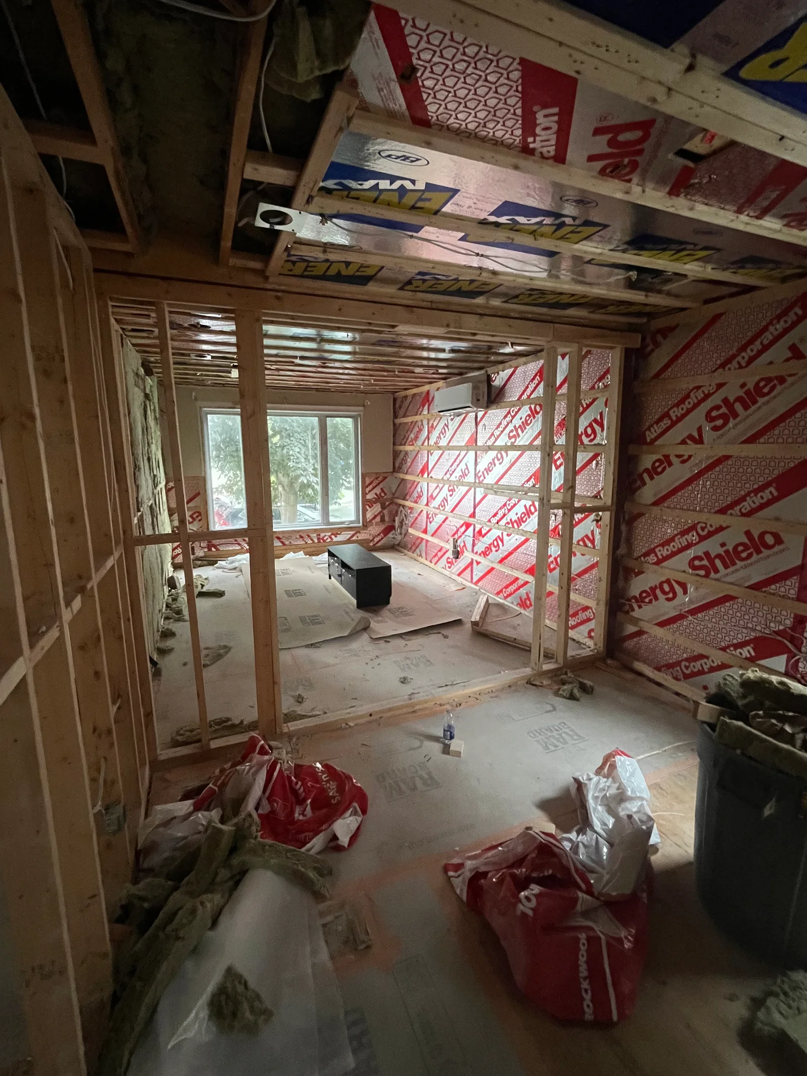 Pièce en rénovation avec murs et plafonds ouverts
