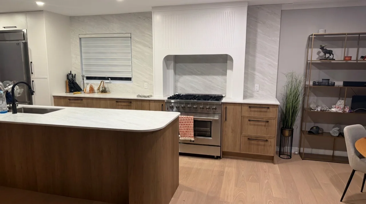 Cuisine sur mesure en chêne avec îlot arrondi et cuisinière