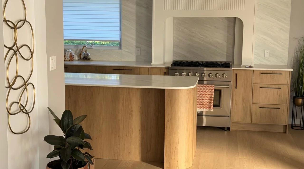 Vue de l’îlot de cuisine en chêne et de la cuisinière