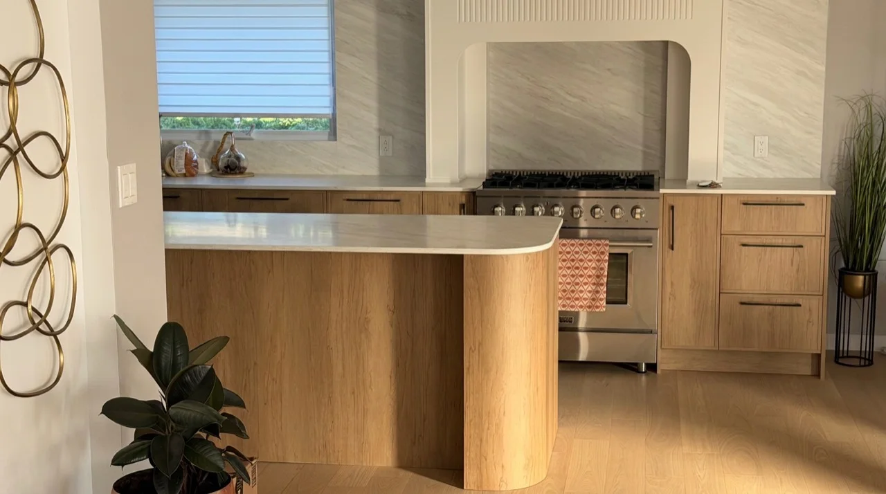 Cuisine en chêne vue depuis l’étage