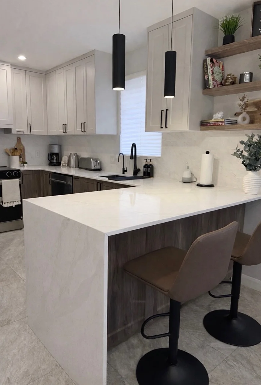 Îlot de cuisine sur mesure avec surface blanche et noyer