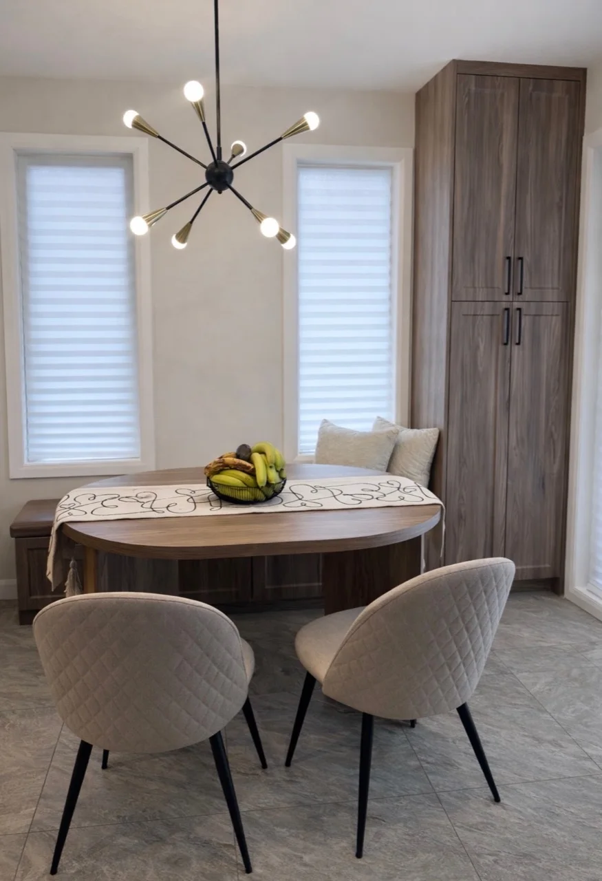 Rangement pleine hauteur dans le coin repas