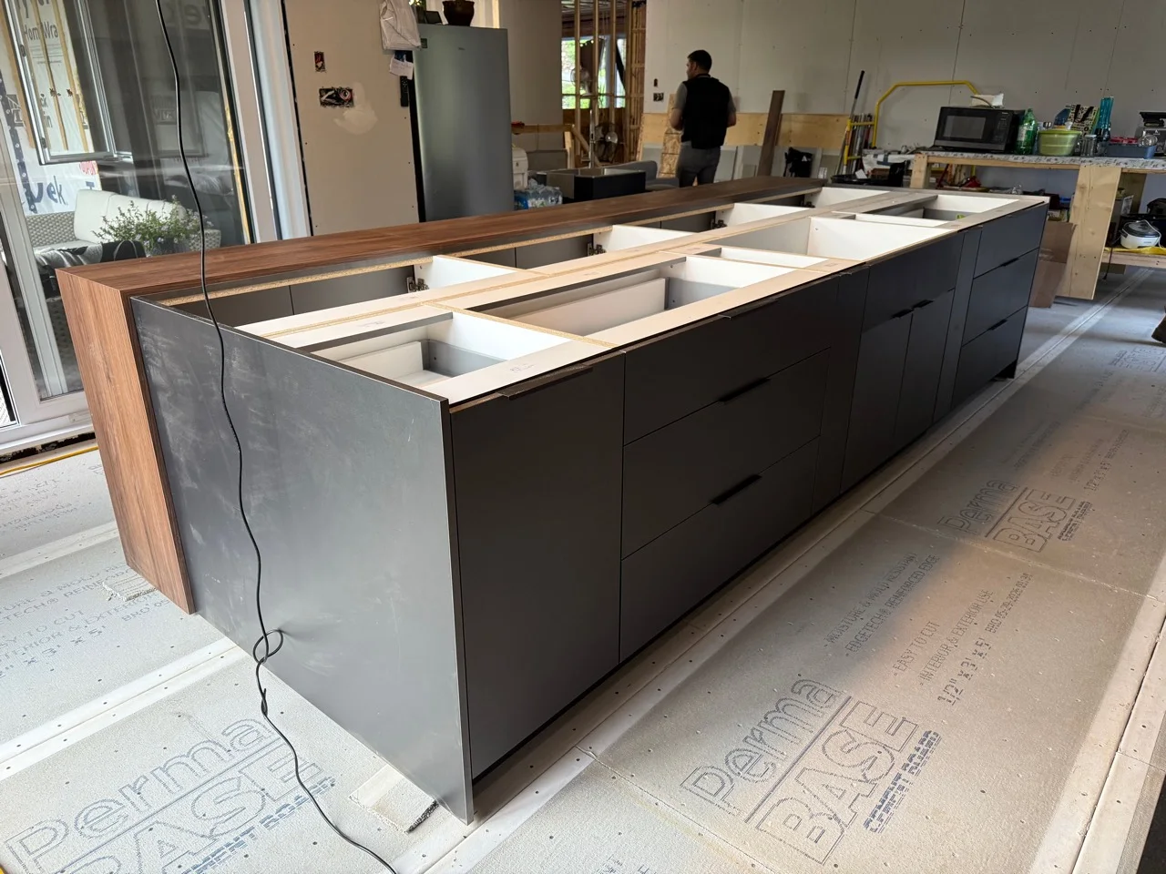Grande cuisine noire et noyer en cours d’installation