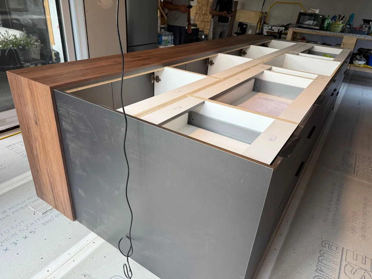 Structure et caissons de cuisine en cours d’installation