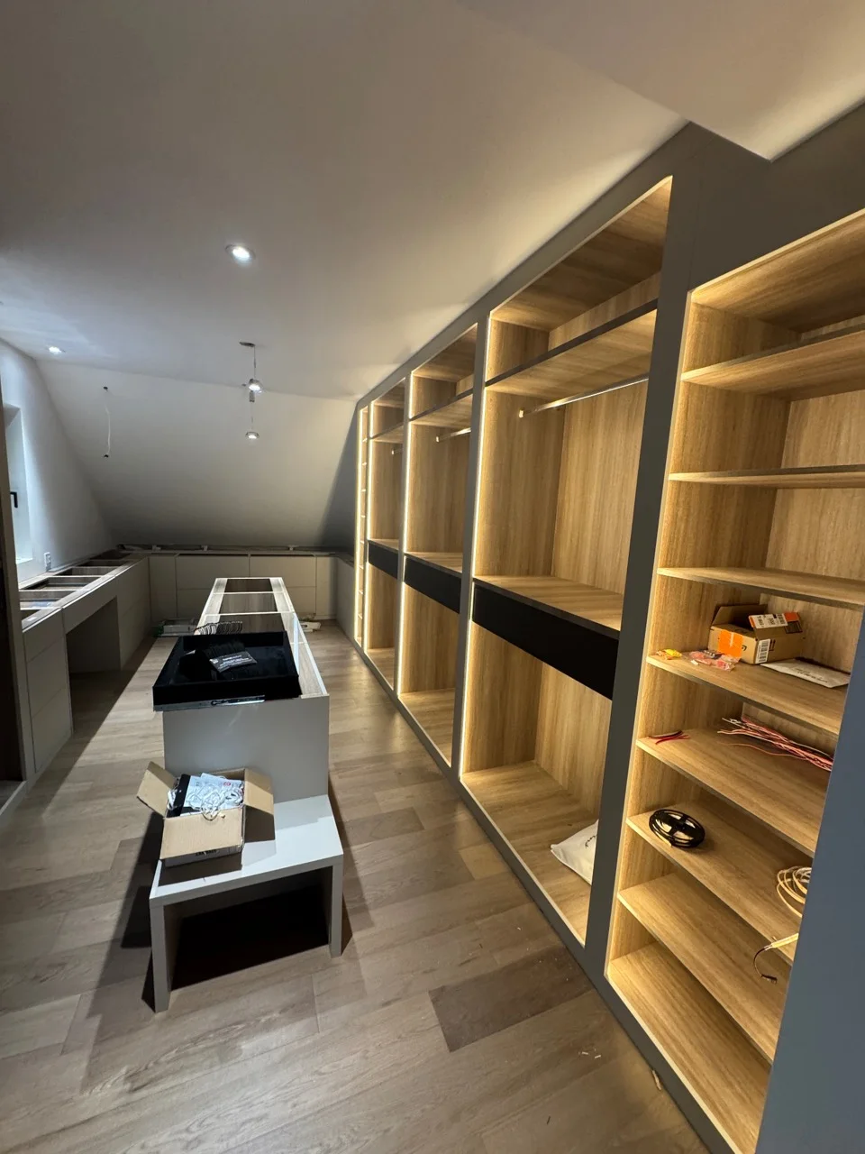 Rangement sur mesure éclairé en cours de finition